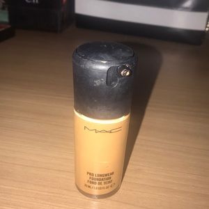 MAC Pro Longwear Foundation NC44